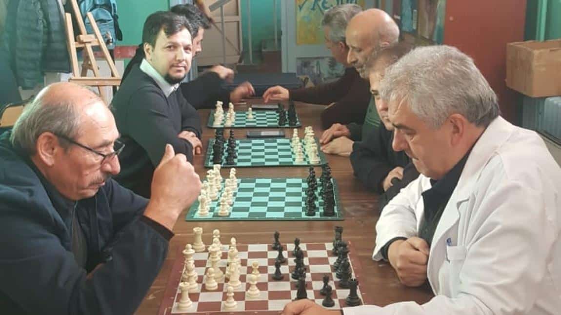 Satranç Turnuvasında öğretmenlerimiz yarıştı...